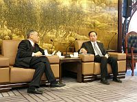 中大校長劉遵義教授（左）與國家教育部袁貴仁部長（右）會晤
